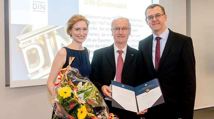 Christoph Winterhalter, Vorsitzender des DIN-Vorstandes (rechts), überreichte die DIN-Ehrennadel an Hermann Koch