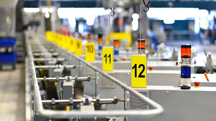 Maschinen in einer Industriehalle nummeriert von 1-12