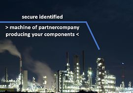 Beleuchtete Industrieanlage bei Nacht
