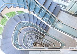 Treppenhaus mit Blick auf die Treppe.