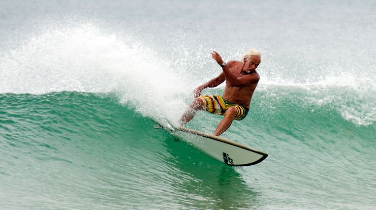 Älterer Mann beim Surfen im Meer