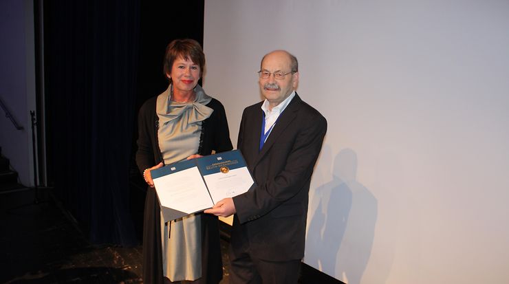 Dr. Ulrike Bohnsack übergibt die Beuth-Denkmünze an Udo Schlengermann