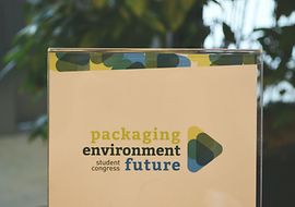 Schild mit der Aufschrift packaging environment future, student congress