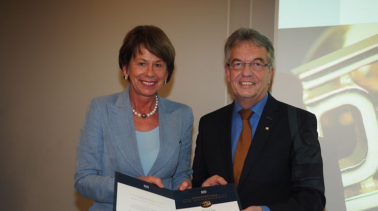 Verleihung der DIN-Ehrennadel an Herrn Dr.-Ing. Beyer durch Frau Dr.-Ing. Bohnsack