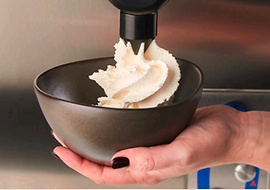 Schlagsahne aus einer Sahneaufschlagmaschine