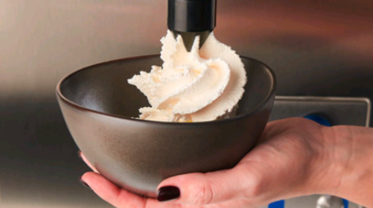 Schlagsahne aus einer Sahneaufschlagmaschine