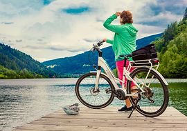 Frau mit einem Elektrofahrrad