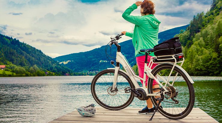 Frau mit einem Elektrofahrrad