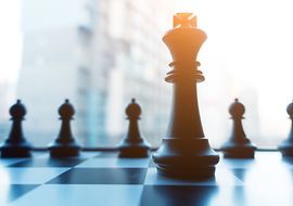 Schachbrettfiguren auf einem Schachbrett