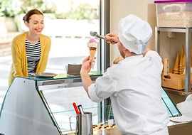 Verkauf von Speiseeis im am Verkaufsstand