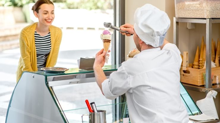 Verkauf von Speiseeis im am Verkaufsstand