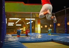 Springen in der Trampolinhalle
