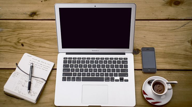 Schreibtisch mit Laptop