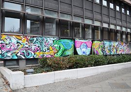 Wandbrand verschönert Haus der Normung mit Motiv „Abseits der Norm“