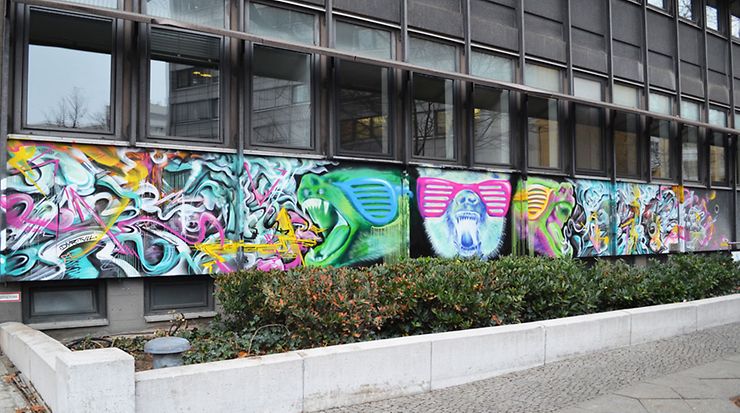 Wandbrand verschönert Haus der Normung mit Motiv „Abseits der Norm“