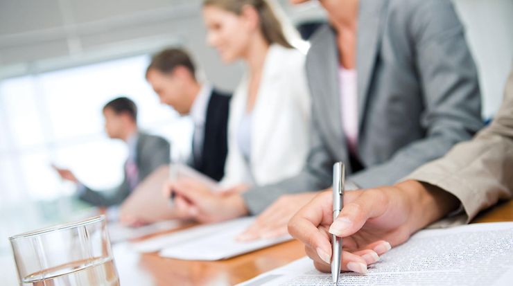 Foto von KI-Expertinnen und -Experten, die an der Entwicklung von Normen arbeiten