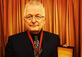 Bill Holler, Vorsitzende des DIN-Normenausschusses Luft- und Raumfahrt (NL), mit seinen Auszeichnungen als Foreign Expert