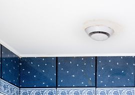 Bild mit einer Lüftungseinrichtung im Bad ohne Fenster