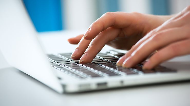 Hände an einer Tastatur