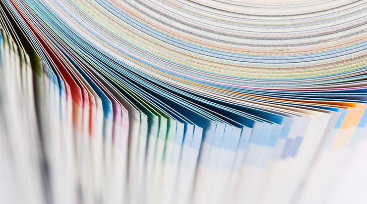 Mehrfarbige Broschüren 