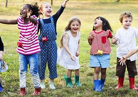 spielende Kinder in sicherer Bekleidung
