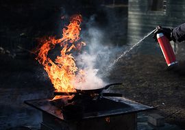 Löschen eines kleinen Brandes mit Feuerlöschdose