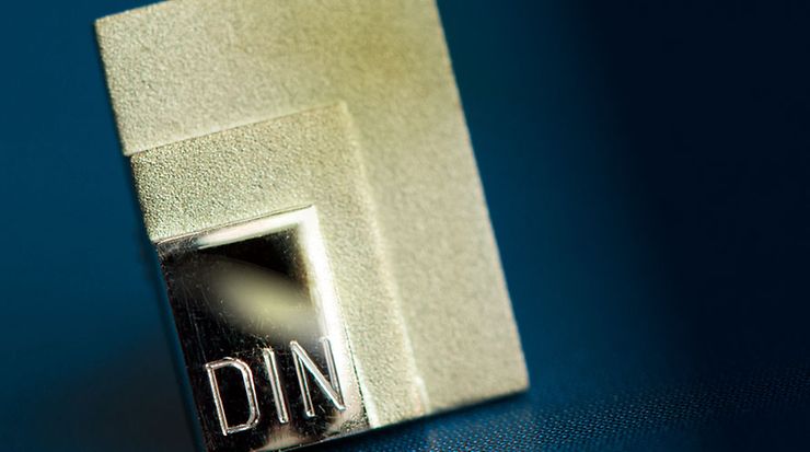 Waldemar-Hellmich-Kreis-Nadel auf dunkelblauem Hintergrund