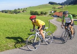 Zwei Fahrradfahrer mit Helm