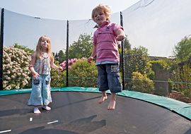 Kinder auf einem Trampoline