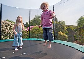 Kinder springen auf einem Trampolin