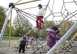 Kinder auf einer Kletterspinne