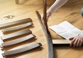 Person beim Montieren nach Nutzungsinformation