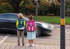 Kinder mit Schulranzen 