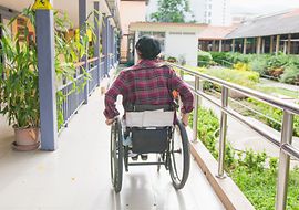 Rollstuhlfahrer barrierefrei unterwegs