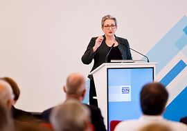 Bundesbauministerin Klara Geywitz bei ihrer Festrede