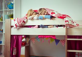 Kinder auf einem Hochbett