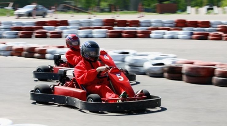 Go Kart auf einer Kartbahn