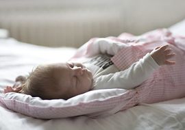 Ansicht eines schlafenden Babys im Schlafsack
