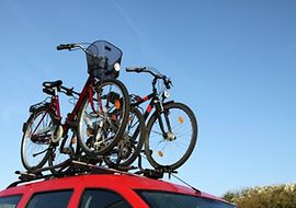 Fahrräder auf einem Dachgepäckträger