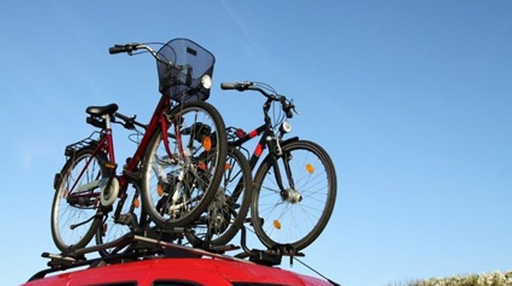 Fahrräder auf einem Dachgepäckträger